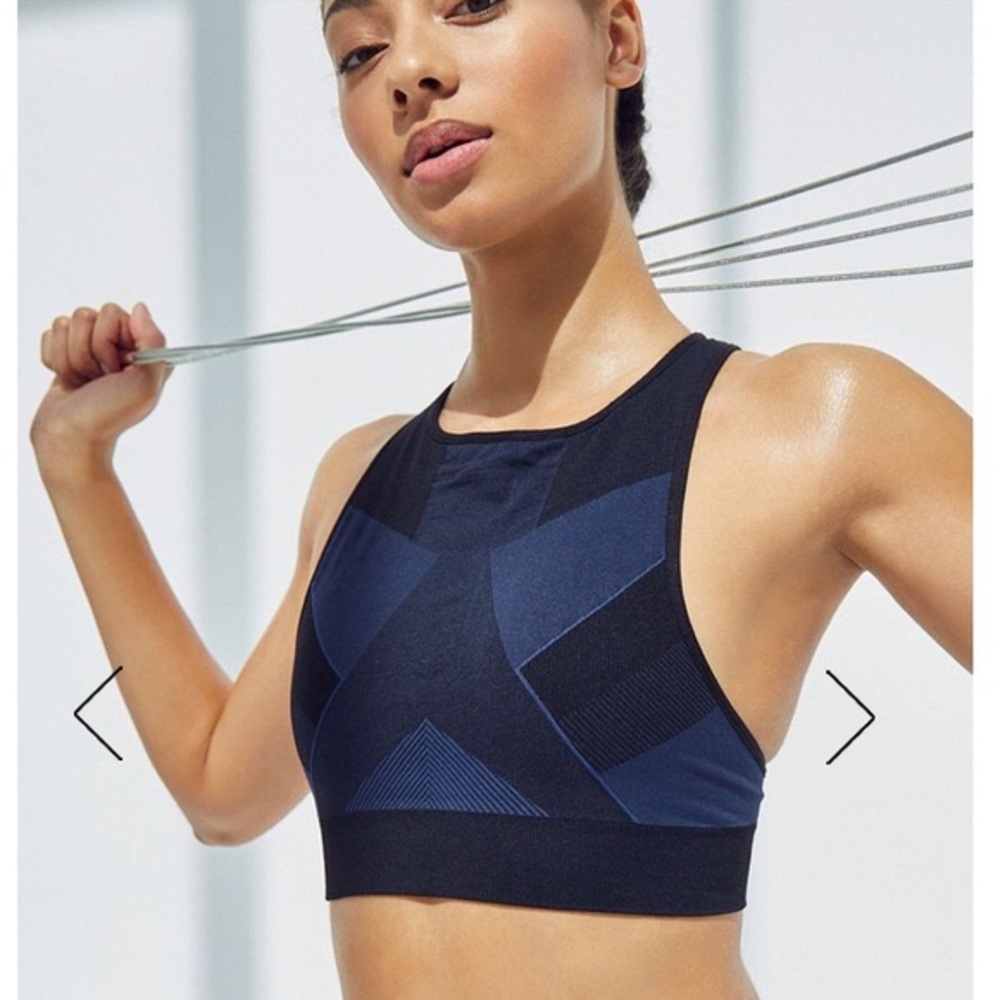 ALALA crop top/sports bra size M